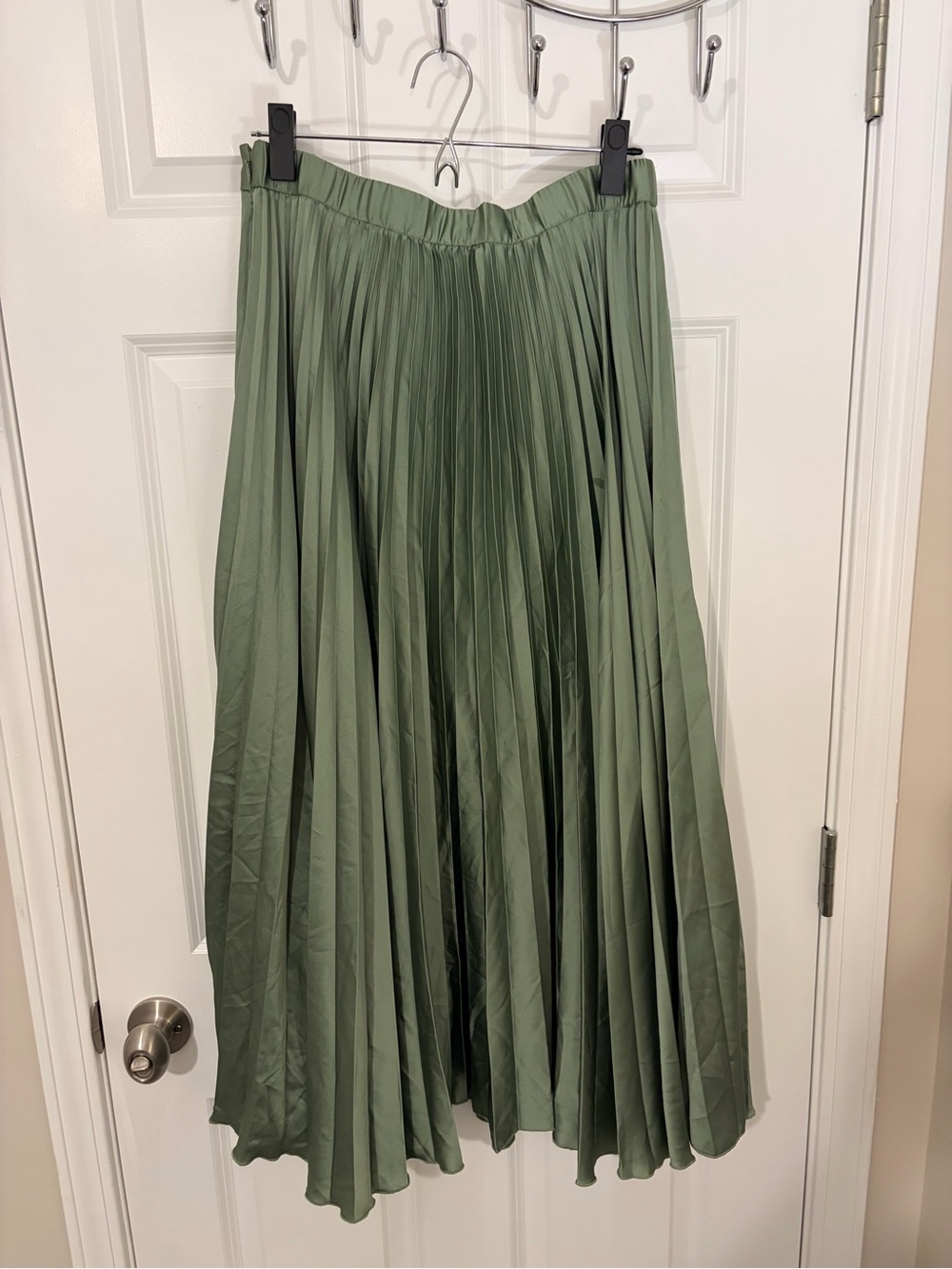 Abercrombie & Fitch Pleated Satin Maxi Skirt in Sage Green - Medium - Picture 4 of 4